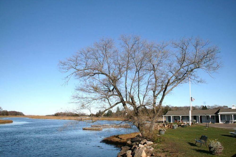 Shea'S Riverside Inn & Motel Essex Exterior photo