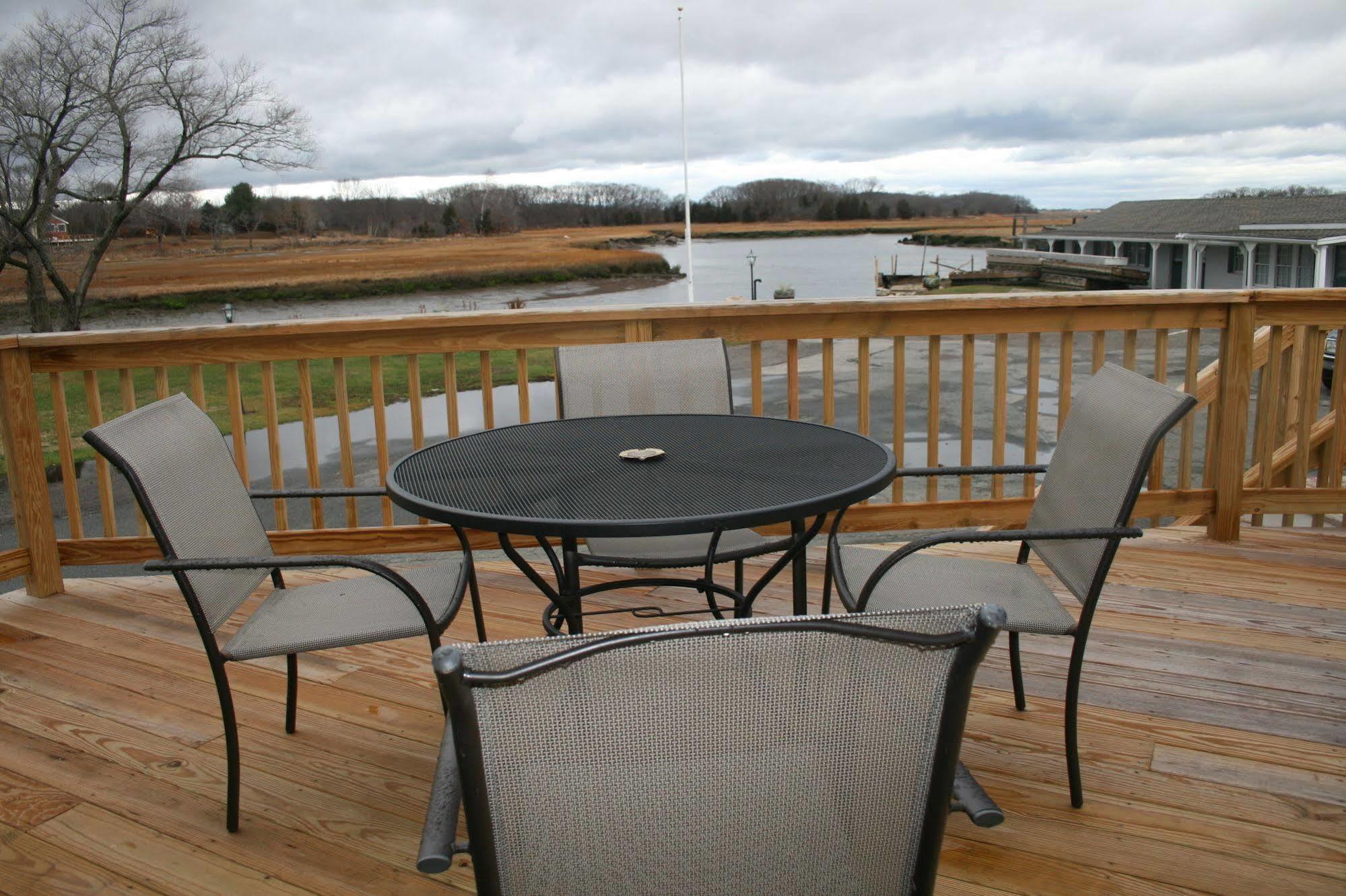 Shea'S Riverside Inn & Motel Essex Exterior photo