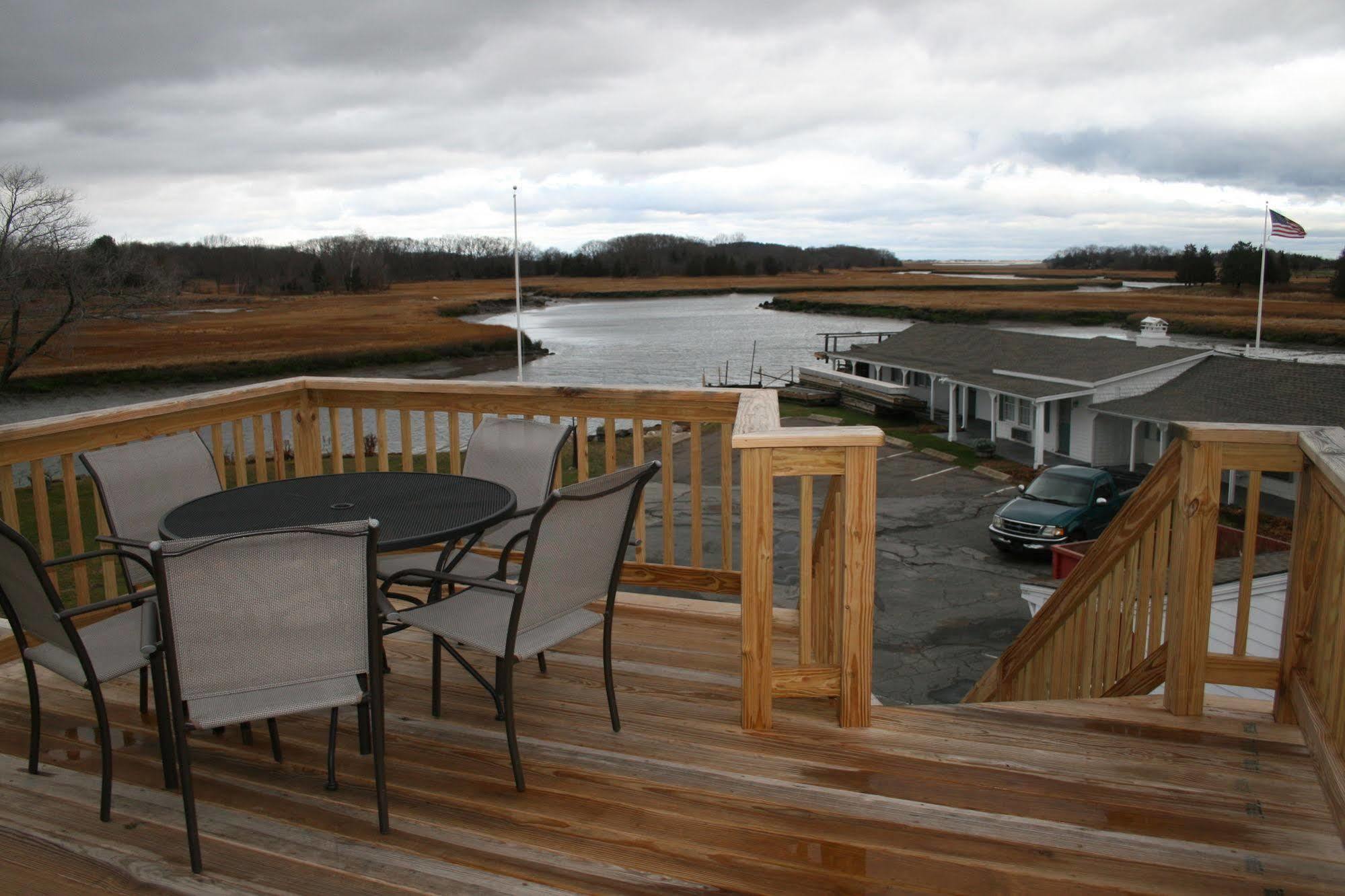 Shea'S Riverside Inn & Motel Essex Exterior photo